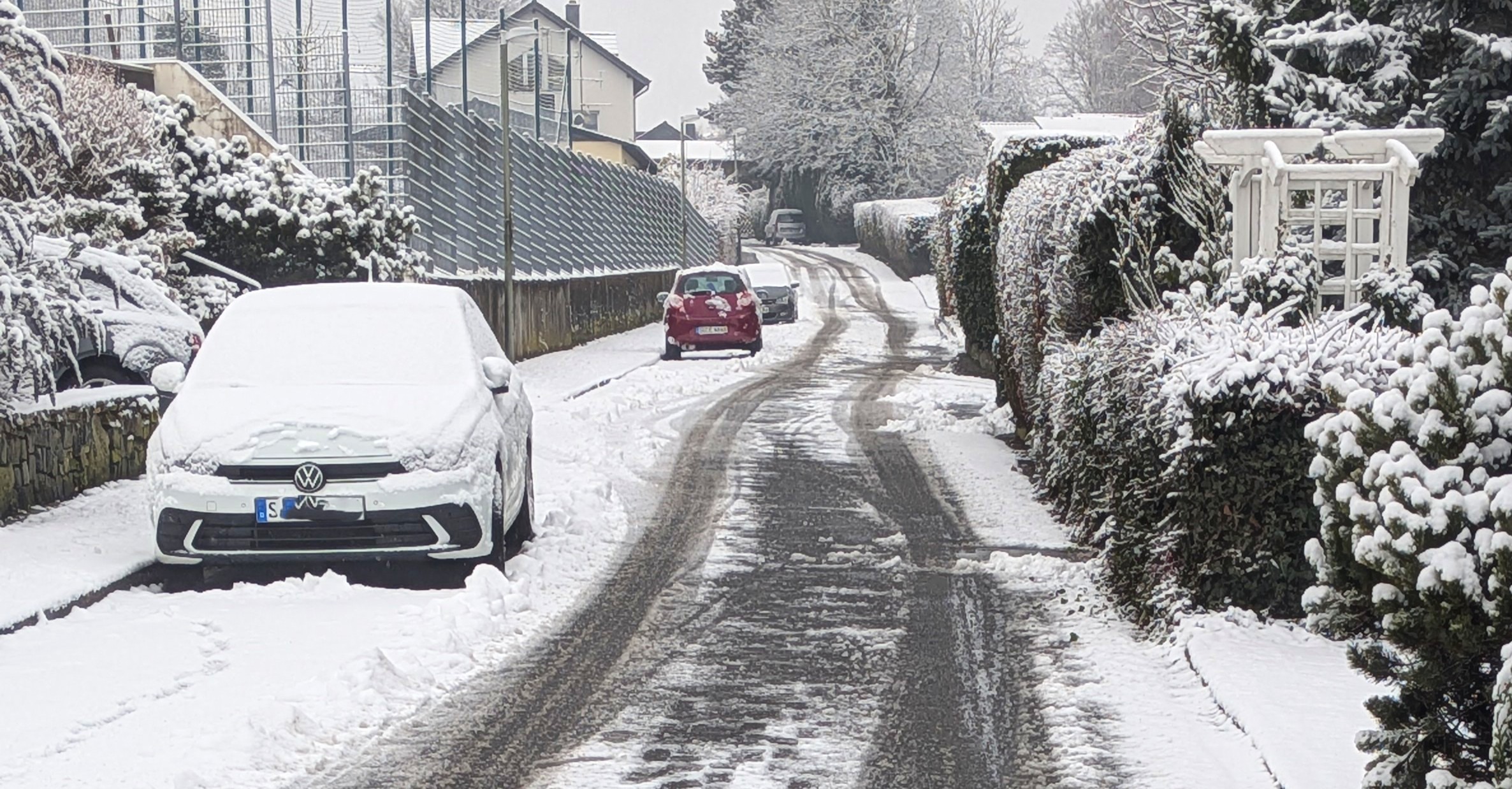 parkende Autos behindern die Schneeräumung