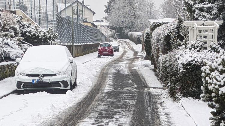 parkende Autos behindern die Schneeräumung